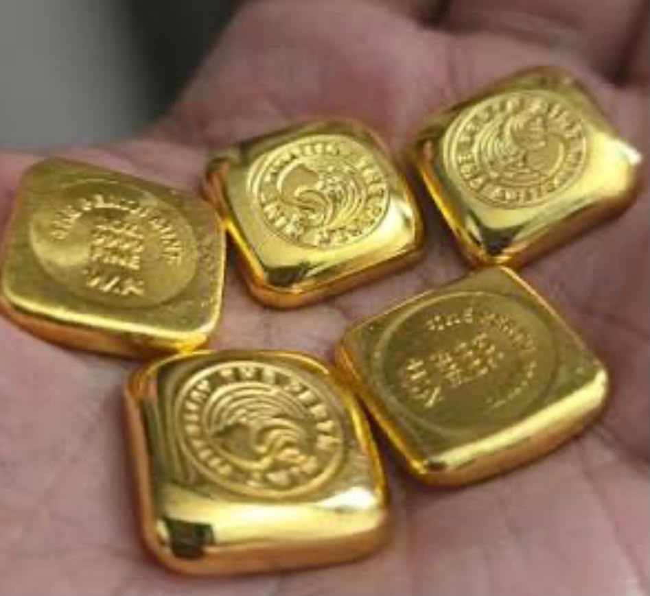 Small gold ingots in a hand